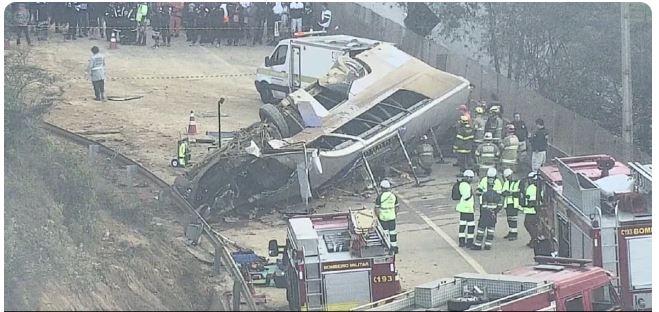 Ônibus com torcedores do Corinthians capota e deixa 7 mortos na Grande BH