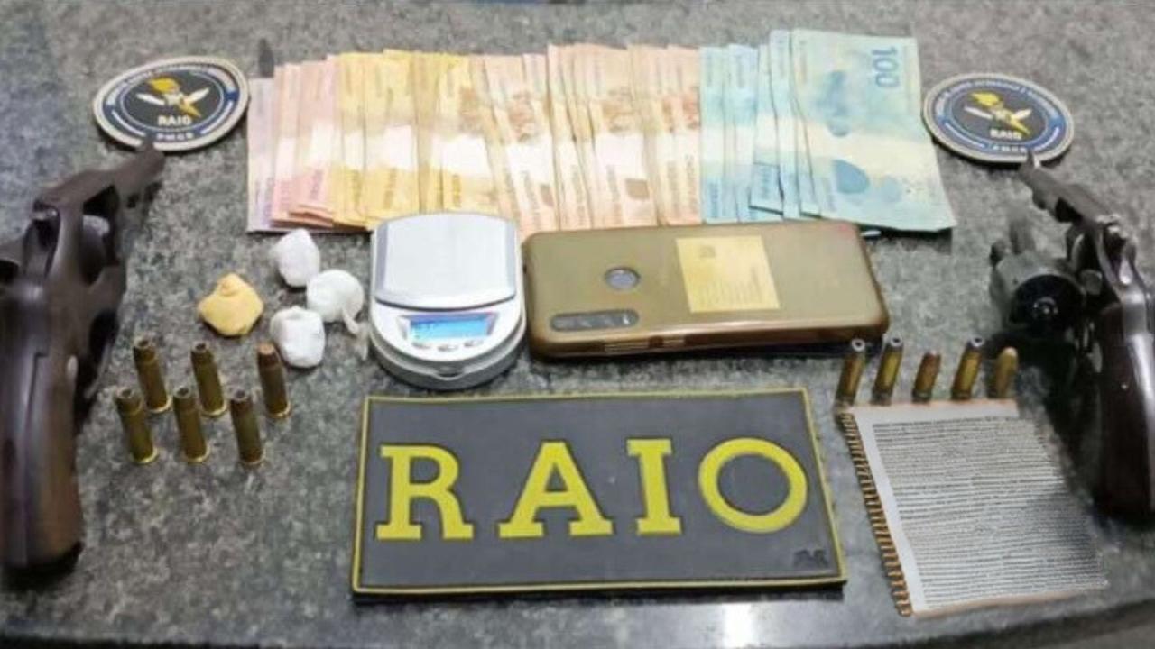 Suspeito tenta se desfazer de drogas e armas de fogo e é preso pela polícia em Iguatu