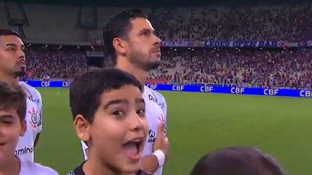 Acompanhando o Corinthians em jogo contra o Fortaleza, menino viraliza ao falar 'É o Laion'