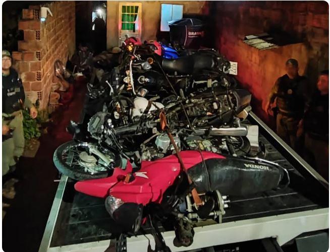 Homem é preso em Recife, por manter ponto de 'desmanche' de motos roubadas e revender peças nas redes sociais