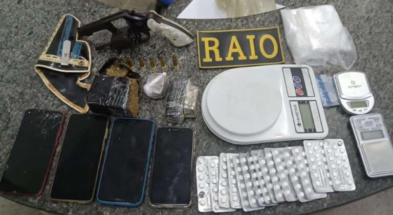 PMCE prende trio e apreende revólver e drogas em Iguatu