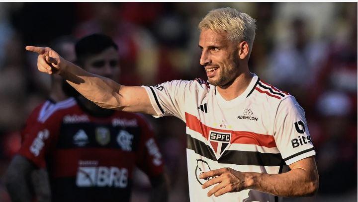 São Paulo bate o Flamengo no Maracanã e se aproxima do inédito título da Copa do Brasil