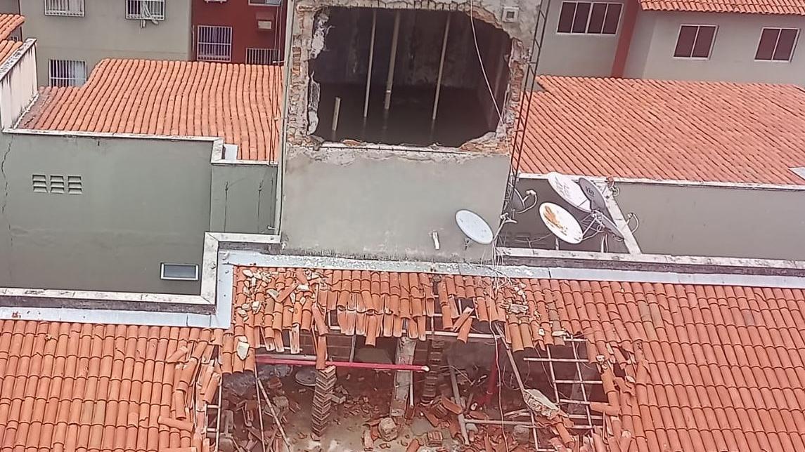 Caixa d’água desaba, derruba teto de apartamentos e alaga condomínio em Fortaleza