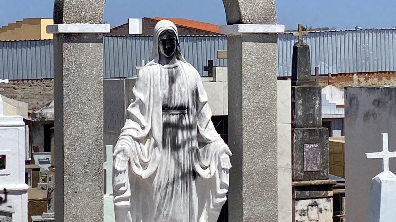 Cemitério São João Batista, no Cedro, interior do Ceará é vandalizado com expressão e símbolos nazistas