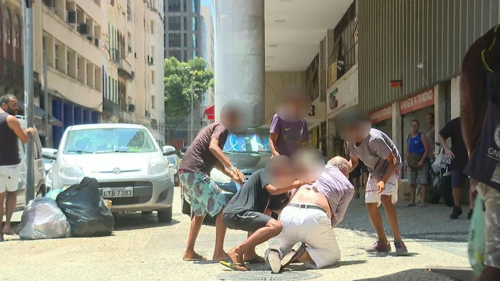 Idoso é jogado no chão durante assalto no Rio de Janeiro