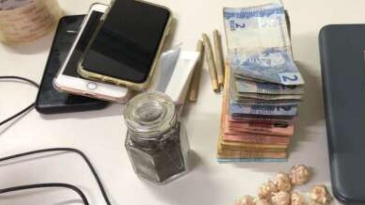 Mulher é presa com 140 pedras de crack, em Iguatu