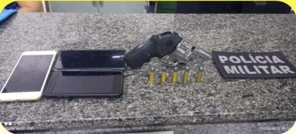 PMCE prende dupla suspeita de roubo e recupera motocicleta em Mombaça