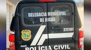 Polícia prende dois homens acusados de participar de homicídios, em Jucás