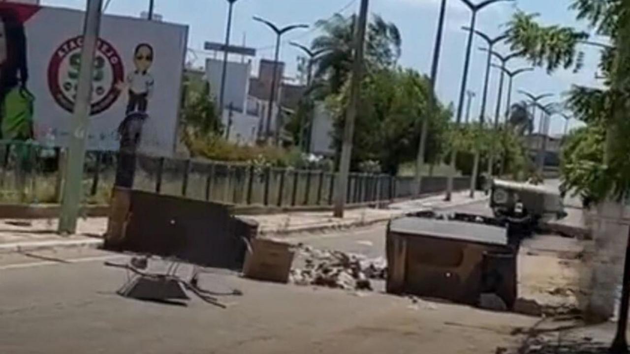 Revoltados com empresa do lixo, garis fazem protesto em ruas de Iguatu