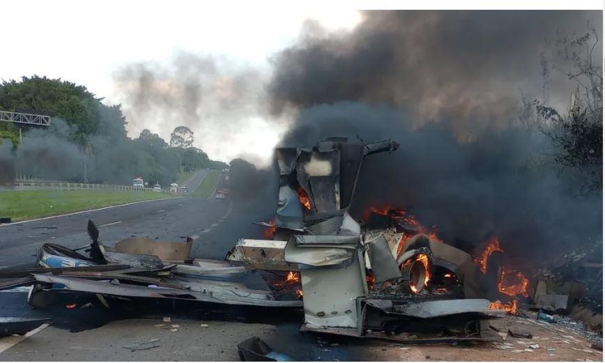 Ataque a carro-forte com troca de tiros deixa blindado destruído e dinheiro espalhado na Rodovia Zeferino Vaz, em Cosmópolis SP