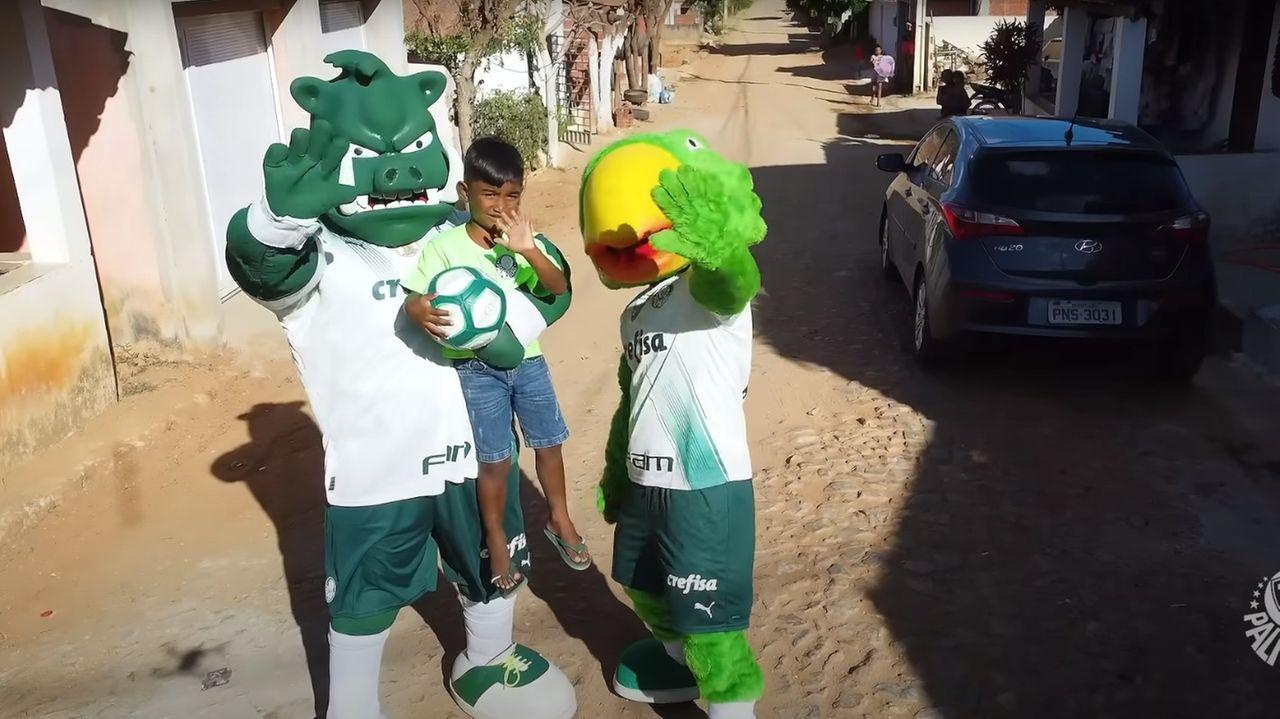 Criança cearense da cidade de Itatira, que emocionou web vendendo dindim recebe homenagem especial do Palmeiras