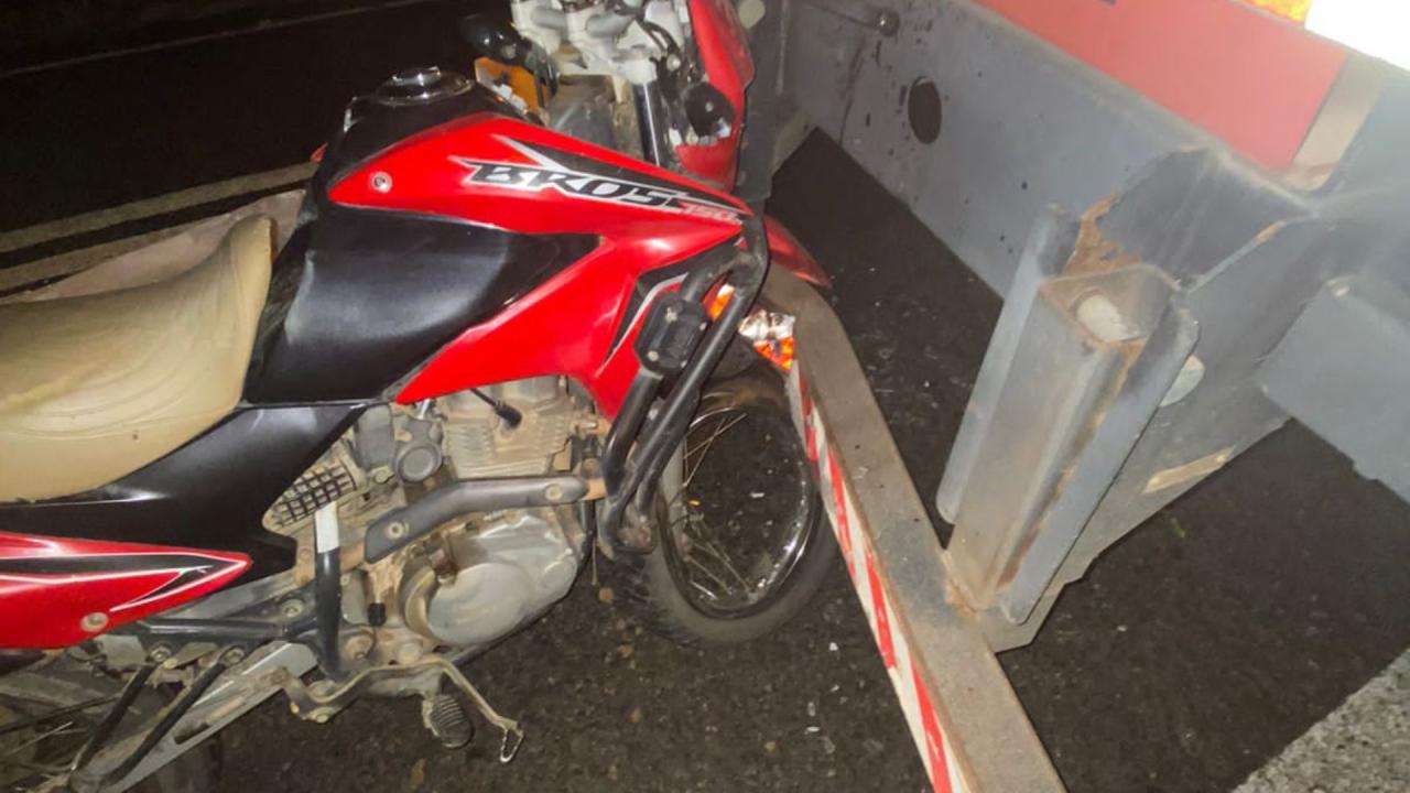 Homem morre após colidir com sua moto na traseira de um caminhão, em Quixelô