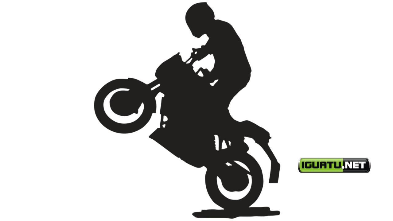 Polícia socorre rapaz que estava com um grupo realizando manobras perigosas com motos, em Iguatu