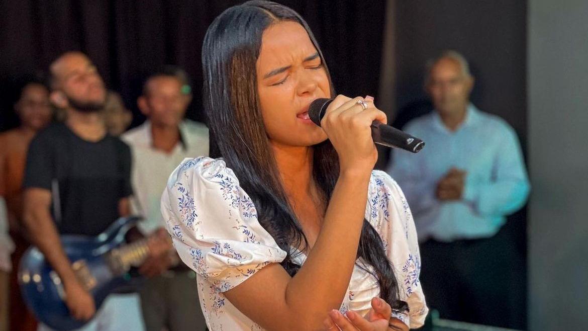 Cantora gospel Aclécia Silva morre aos 18 anos em acidente entre ambulância e carreta na Bahia