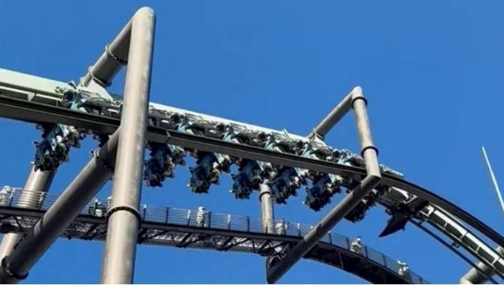 Clientes de parque temático no Japão ficam presos de ponta-cabeça em montanha-russa