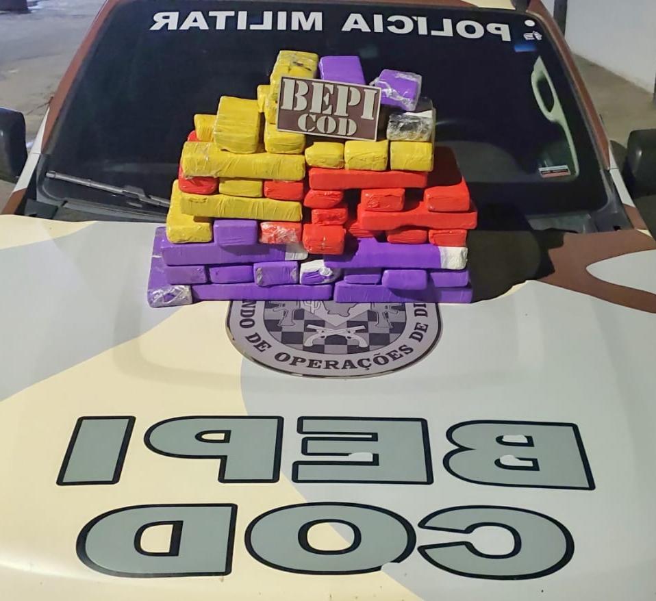 PMCE prende mulher em flagrante e apreende 28,3 kg de maconha durante abordagem a ônibus na BR-116, no município de Penaforte
