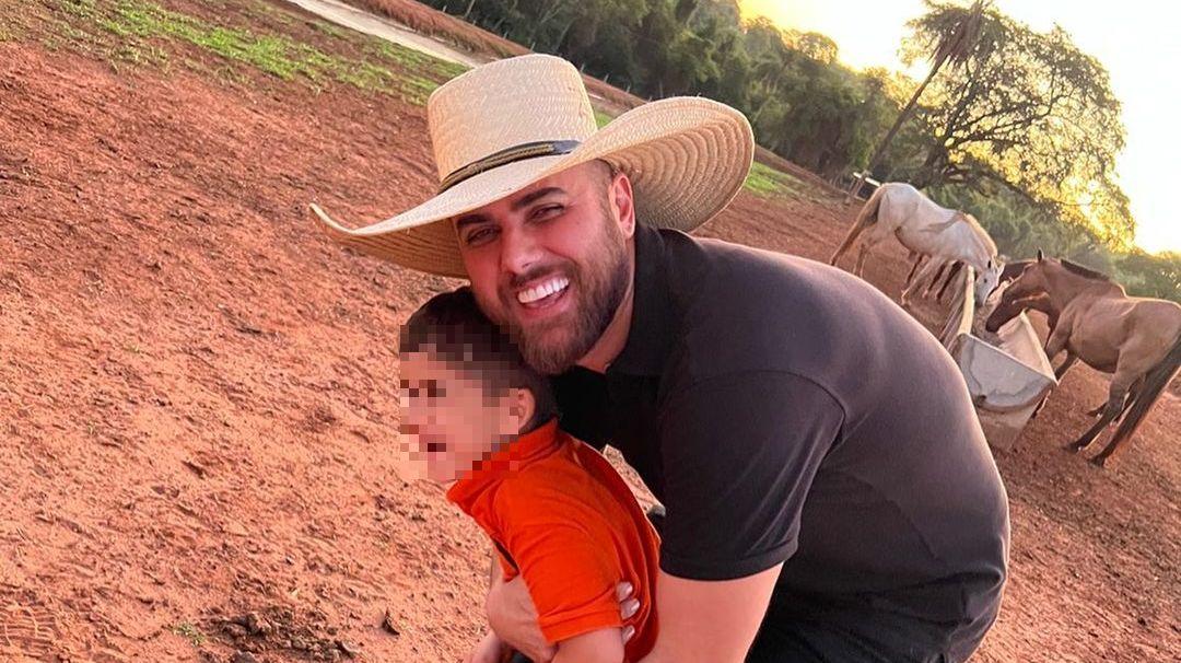 Zé Neto sofre acidente de carro na BR-153 em Minas Gerais. Segundo a assessoria, Zé Neto está consciente e foi levado ao hospital.