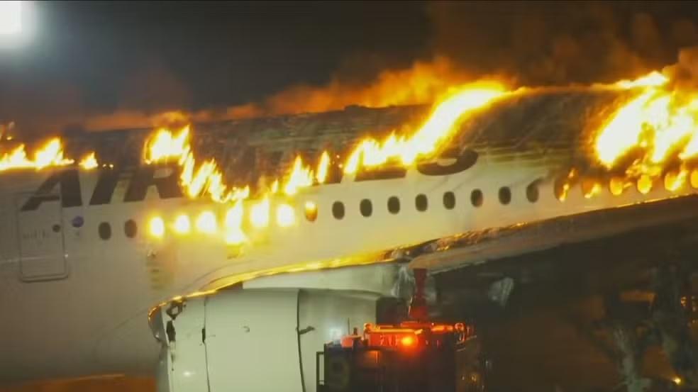 Avião com 367 passageiros pega fogo em aeroporto de Tóquio, no Japão