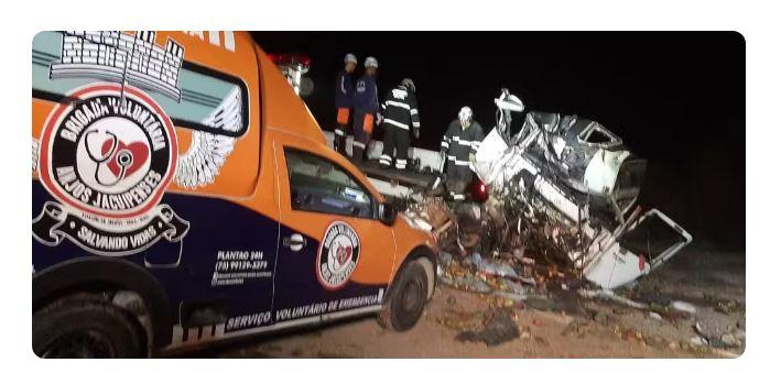 Batida entre caminhão e ônibus deixa 24 pessoas mortas e seis feridas no norte da Bahia