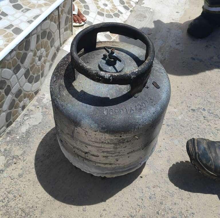 Botijão de gás incendeia e é retirado de dentro de imóvel em  Fortaleza por ex-aluna do JBV do CBMCE
