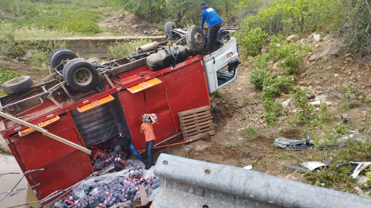Caminhão de Iguatu com destino a Tauá capota na CE-176, entre Tauá e Arneiroz