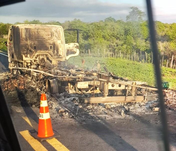 Caminhão pega fogo na CE-187, na zona rural de Tauá