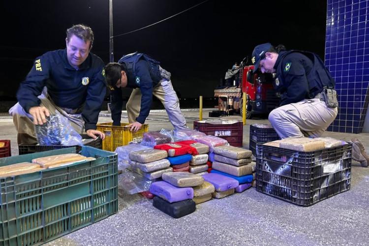 Caminhoneira é presa com mais de 200kg de 'super maconha' e cocaína escondidos em caminhão na Grande Fortaleza
