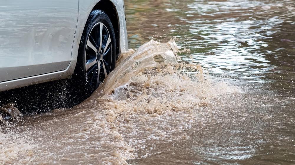 Mãe e filha morrem afogadas ao impedir carro de afundar durante temporal em SP