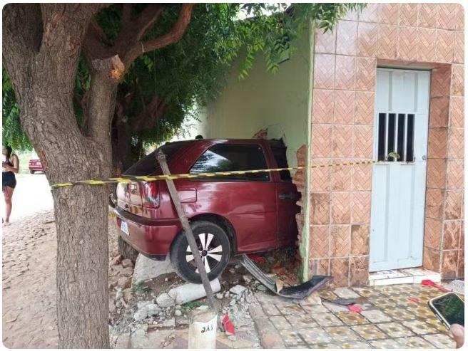 Motorista derruba parede de casa onde vive paciente em tratamento de câncer em Juazeiro do Norte no Ceará