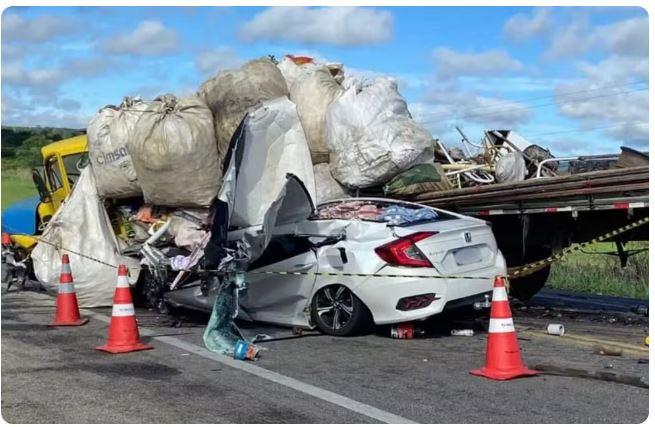 Pai, mãe, filho e cunhado morrem em acidente entre caminhão e carro na BA, esse é o terceiro acidente grave na mesma semana