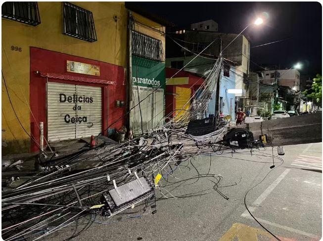 Postes de energia e árvores caem em frente a hospital de Fortaleza e deixam casas sem energia