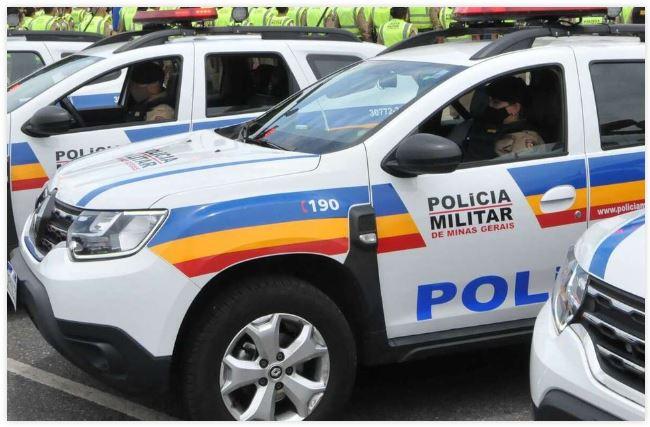Sob sol quente, criança de 4 anos é achada desacordada dentro de carro em MG