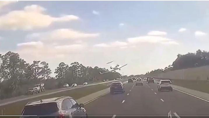 Avião cai em rodovia nos EUA, e câmera flagra momento; 2 pessoas morreram