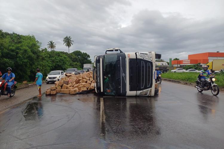 Caminhão que transportava goma tomba na BR-116 em Fortaleza