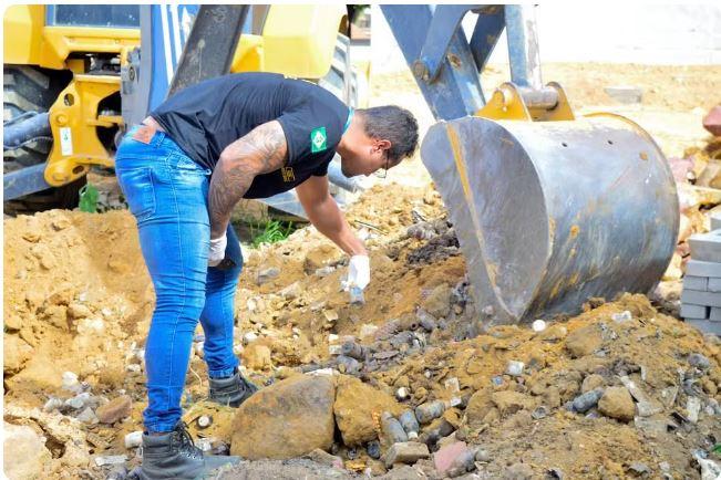 Escavadores encontram centenas de remédios enterrados durante obra de hospital em Salitre no Ceará