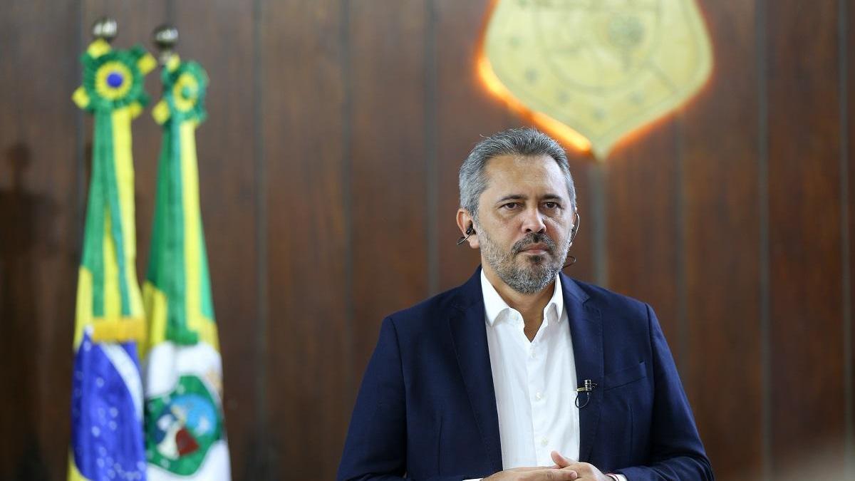 Governador Elmano de Freitas recebe alta hospitalar após internação por diagnóstico de pneumonia