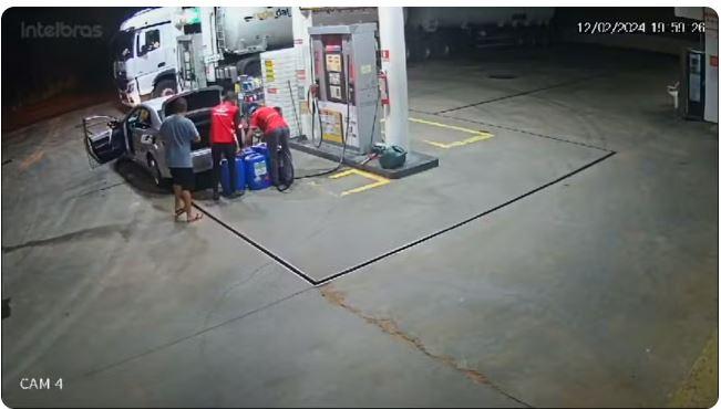 Homem furta nove galões com 450 litros de gasolina em posto de combustível em Barbalha no Ceará