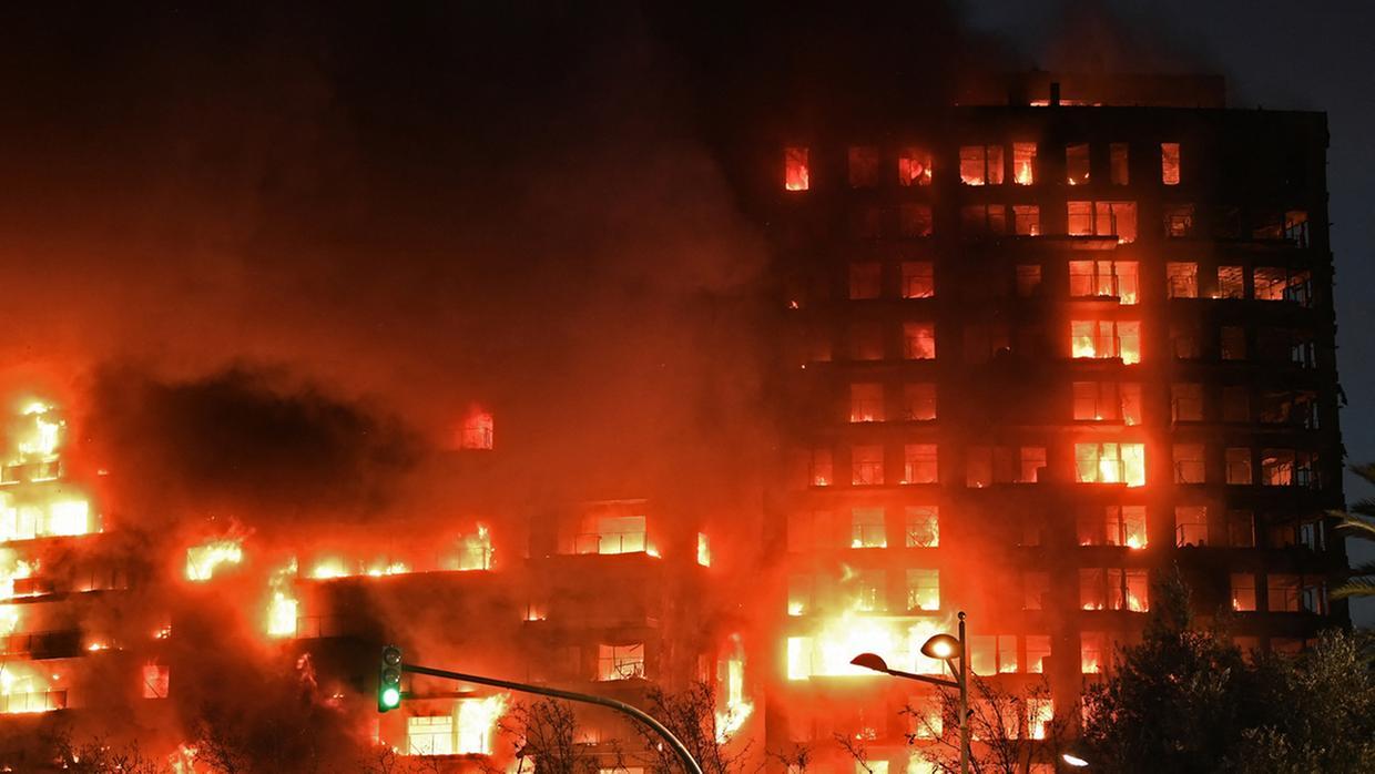 Incêndio 'engole' prédio de 14 andares, deixando mortos e feridos em Valência, na Espanha
