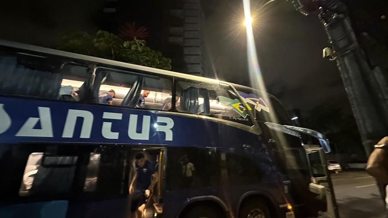 Ônibus do Fortaleza é atacado por torcedores do Sport e jogadores ficam feridos