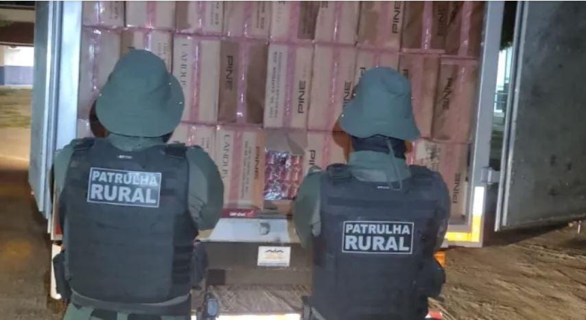 Polícia Militar, com apoio da Coin/SSPDS, apreende carga de cigarros contrabandeados e prende dupla em Itapipoca