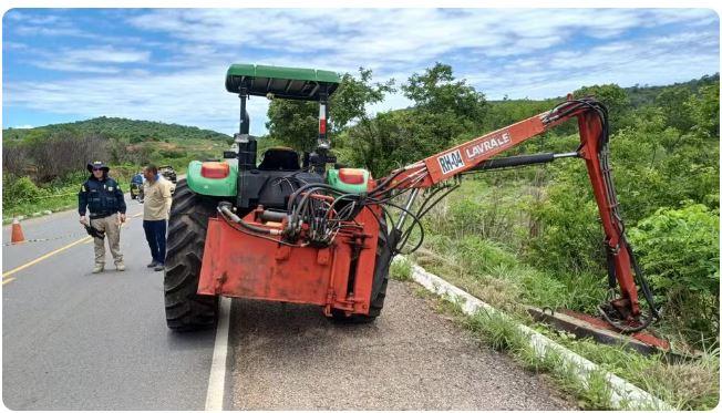 Casal morre e filho de 7 anos fica ferido após moto bater em trator em Lavras da Mangabeira, no Ceará