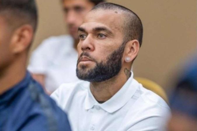 Condenado por estupro, Daniel Alves paga fiança milionária e será solto nas próximas horas