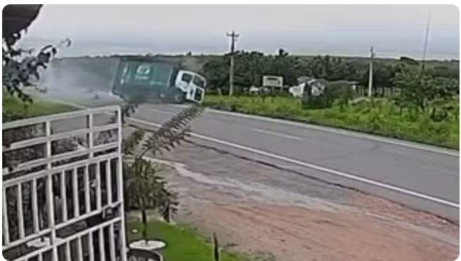 Motorista tenta ultrapassagem, colide de frente com caminhão e morre em rodovia que liga os municípios de Crateús e Novo Oriente, no Ceará