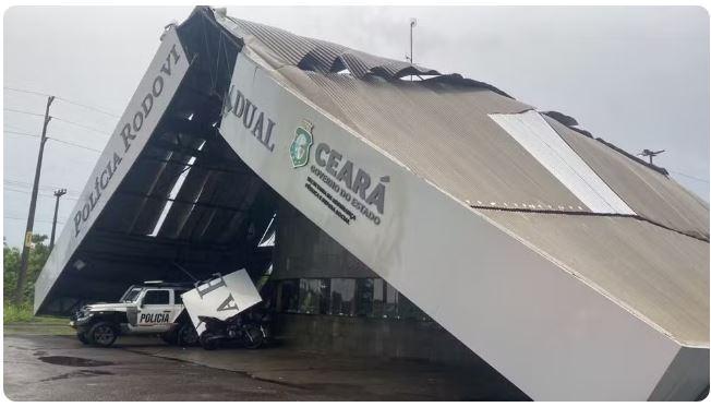 Posto da Polícia Rodoviária desaba durante forte chuva em Aquiraz,  no Ceará