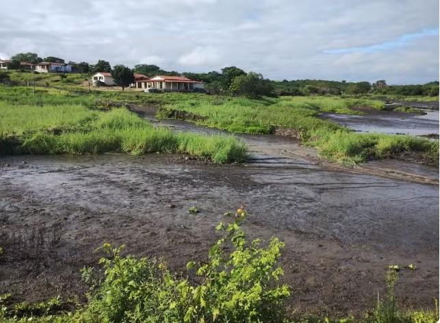 Após forte chuva, barragem rompe e água assusta moradores da cidade Cedro no Ceará