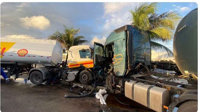 Assaltante toma direção de caminhão-tanque, perde o controle e bate de frente com veículo em Fortaleza
