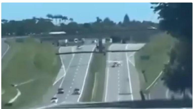 Avião tem pane, bate em placa e faz pouso forçado em rodovia no interior de SP