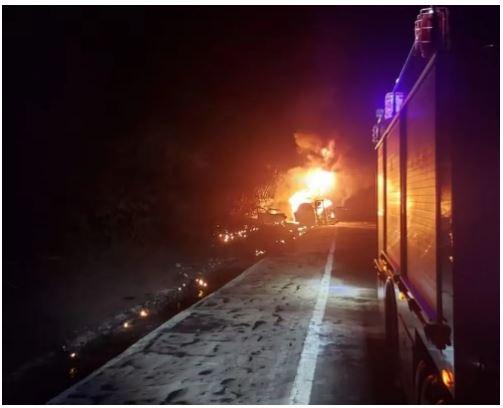 Caminhonete colide com caminhão-tanque e causa explosão na BR-116 em Cascavel no Ceará