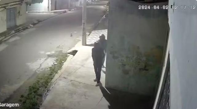 Criminosos usam bomba para arrombar portão e invadir residência em Iguatu no Ceará