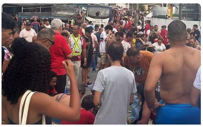 Micro-ônibus atropela fiéis em procissão de Nossa Senhora do Perpétuo Socorro no Grande Recife; acidente deixou mortos e feridos